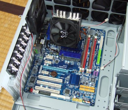 GA-EP45-UD3R、ケースに