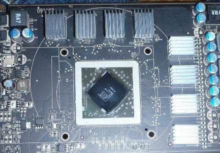 XFX HD585X-ZAFA メモリチップにヒートシンク付けた。