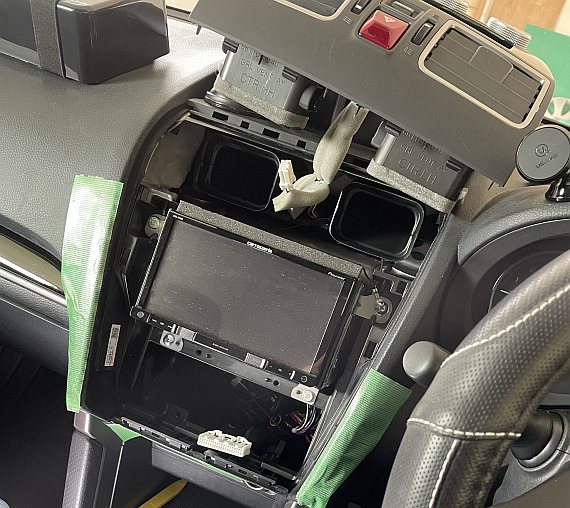 フォレスター(SJG)にJADO T860 - ナビ外し5