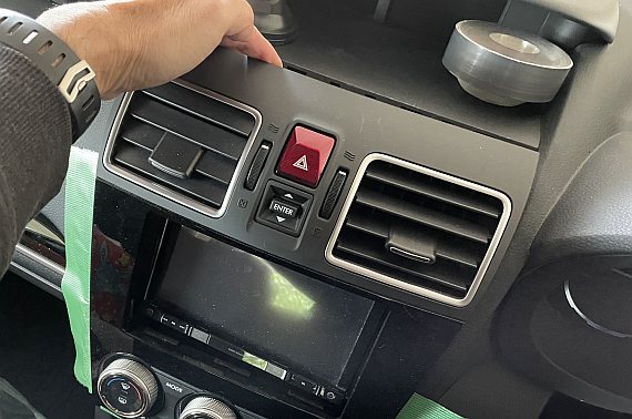 フォレスター(SJG)にJADO T860 - ナビ外し3