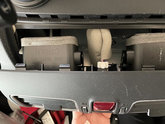 フォレスター(SJG)にJADO T860 - ナビ外し4